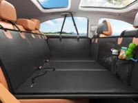 Visão detalhada do MYJAQI Back Seat Extender for Dog com divisória de malha e acabamento premium de couro preto.