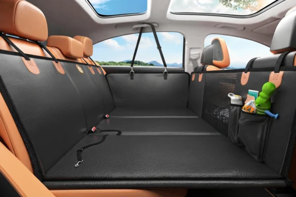 Visão detalhada do MYJAQI Back Seat Extender for Dog com divisória de malha e acabamento premium de couro preto.